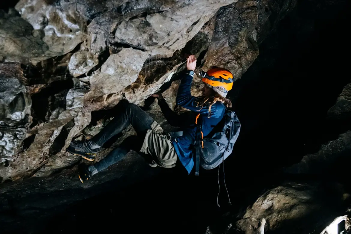 야간 투시경을 사용한 동굴 캠핑