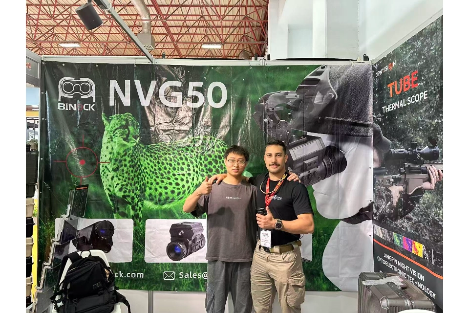 비녹 전시회. 비녹 직원과 의뢰인이 함께하는 모습