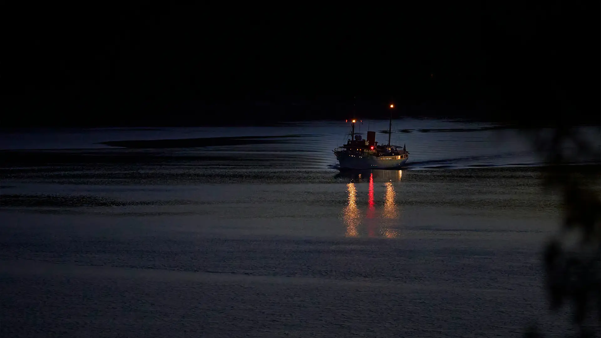 디지털 야간 투시경을 사용한 야간 보트