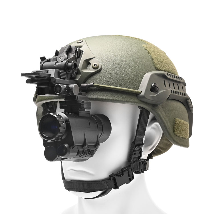 헬멧을 쓴 사냥용 디지털 야간 투시 단안경 흰색 배경