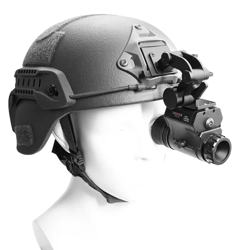 흰색 배경에 헬멧이 장착된 Binock 야간 투시 단안 모델 NVG50